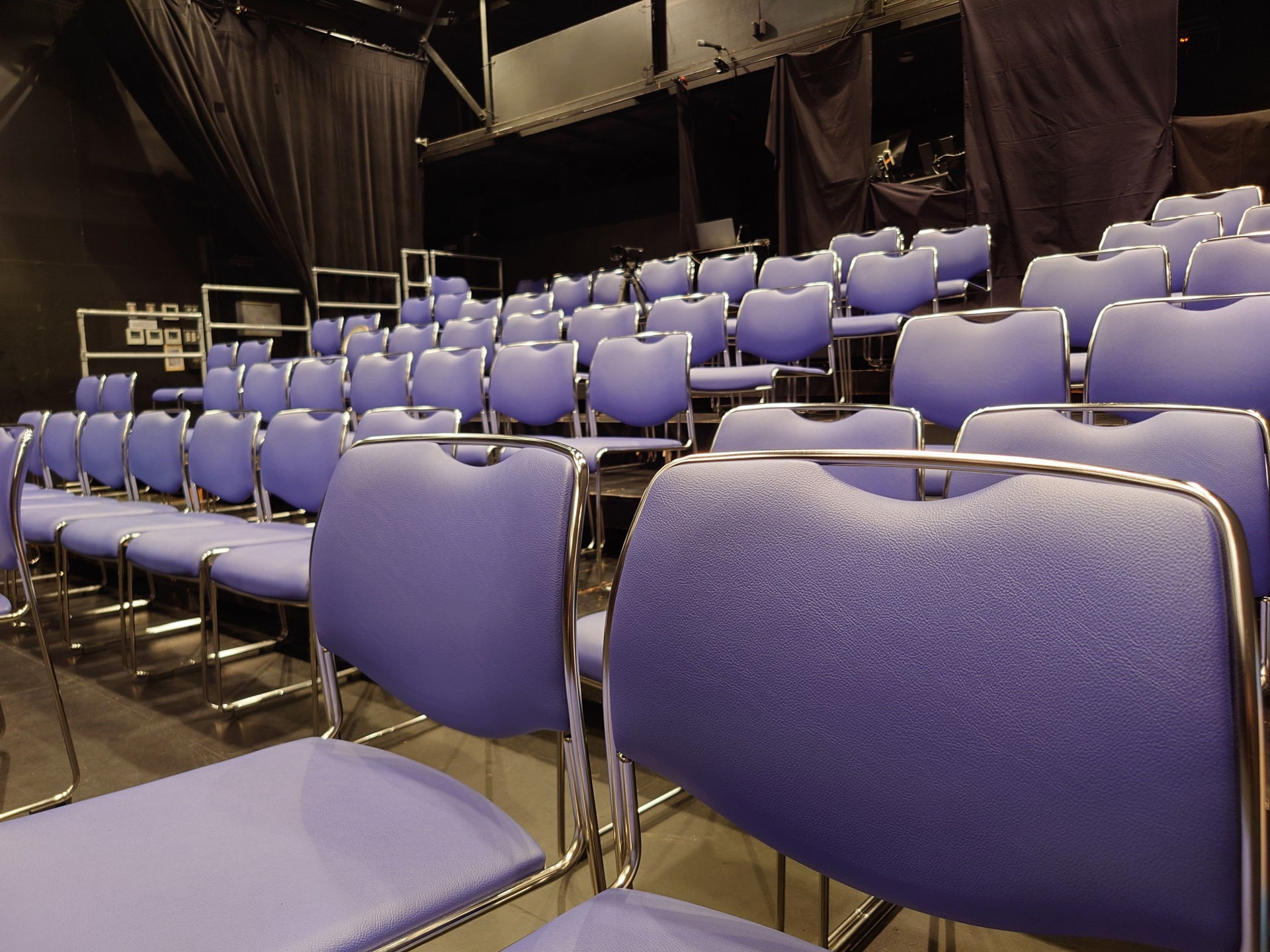 box-1の客席ひな壇とイスの写真